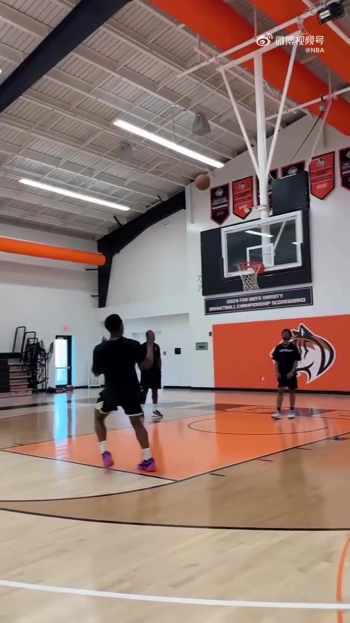 蜘蛛侠开始营业😛休赛期挥汗如雨 骑士球星米切尔专注投篮训练