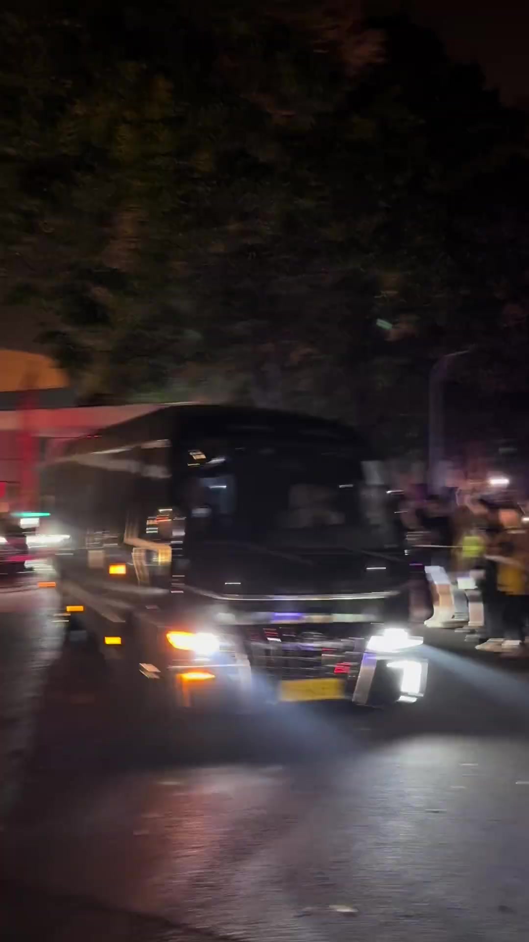 米乐m6yy易游-安全警示：球迷追车近拍，詹姆斯乘考斯特坐于后排